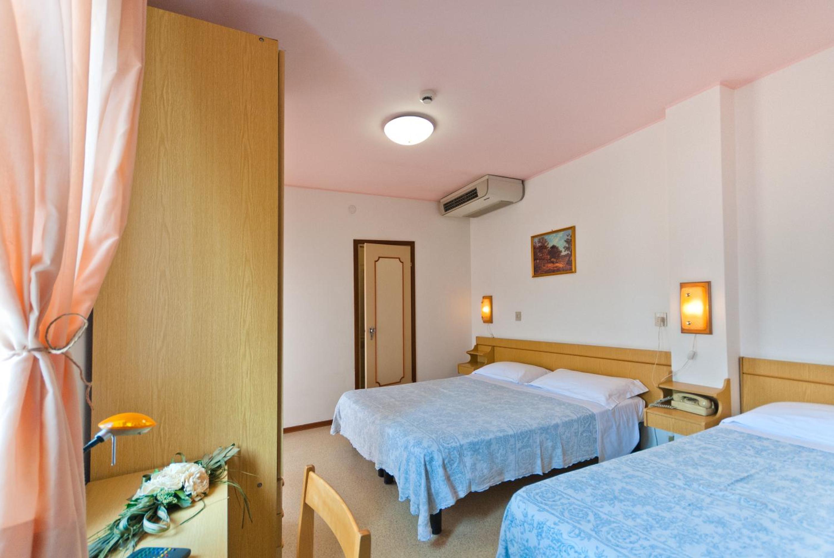 غرفة ثلاثية بشرفة