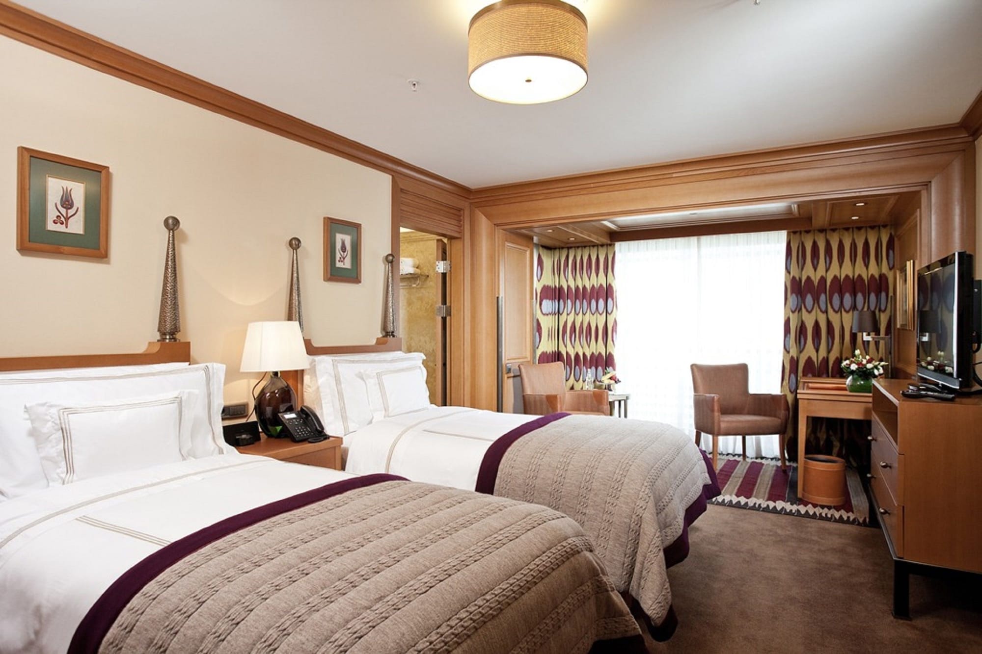 DELUXE, TWIN BEDS