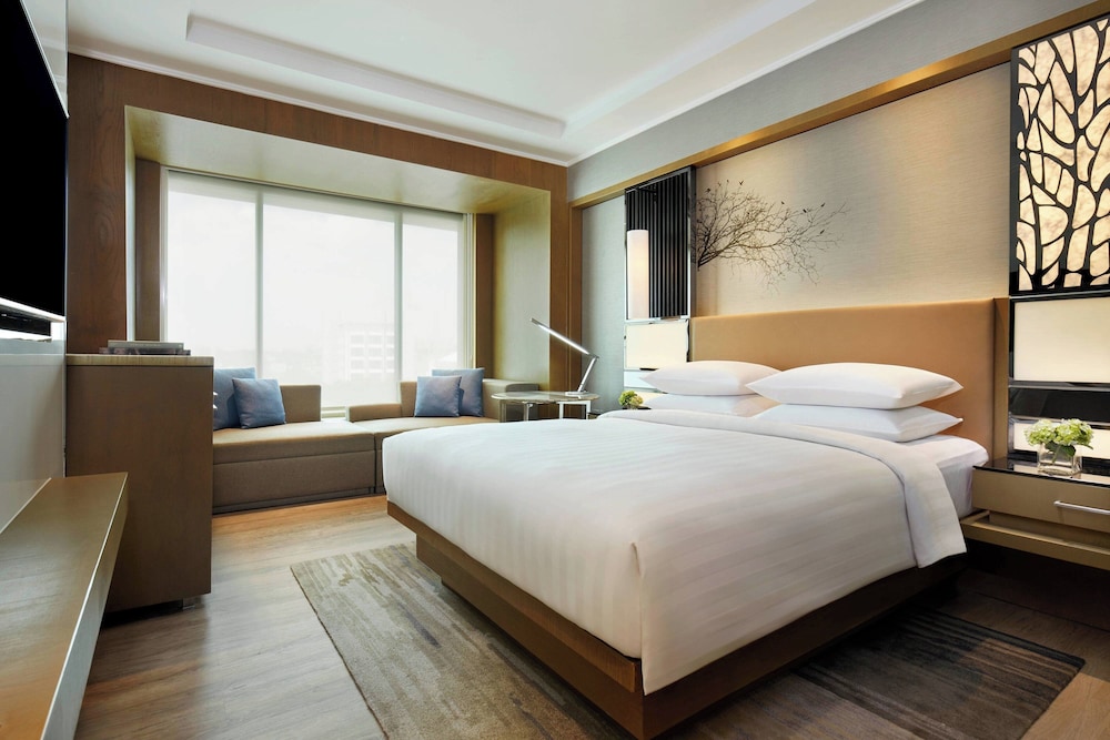 ROOM, QUEEN BED