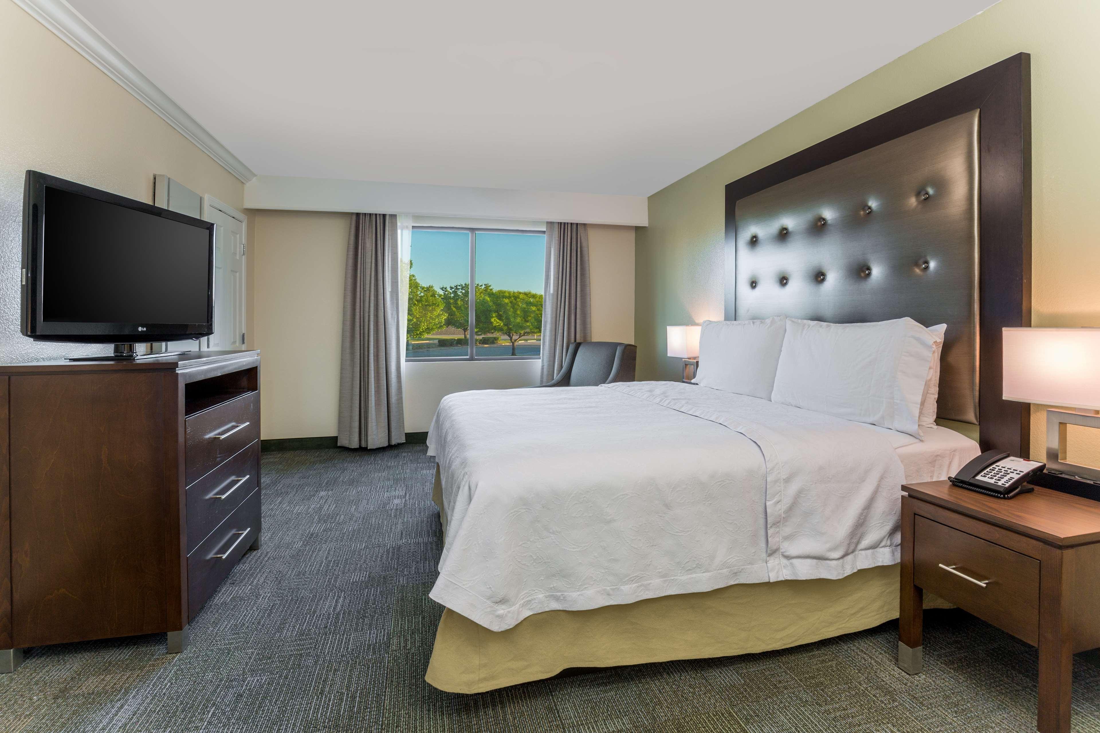 2 Bedrooms, Suite, 1 King and 2 Double Beds, 2 Bathrooms, Sofa