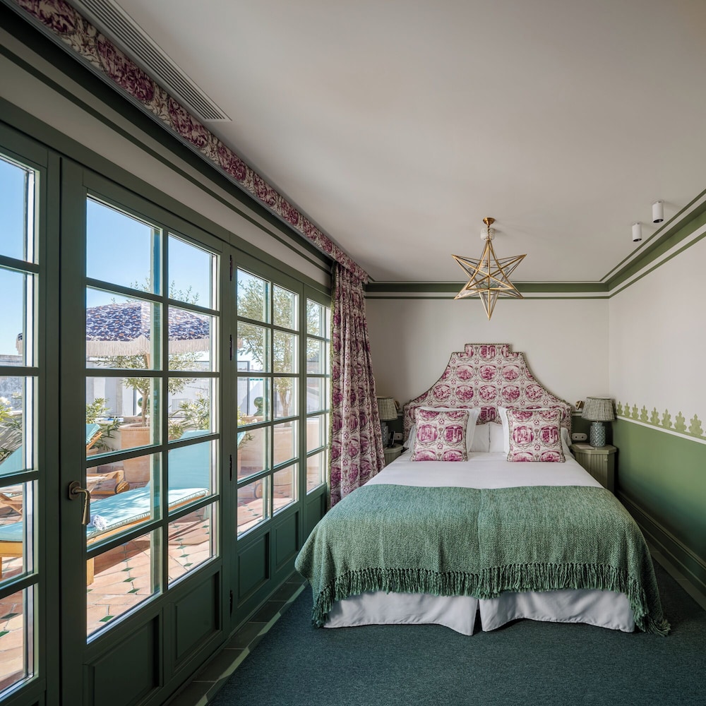 Pool, Junior, Queen Bed