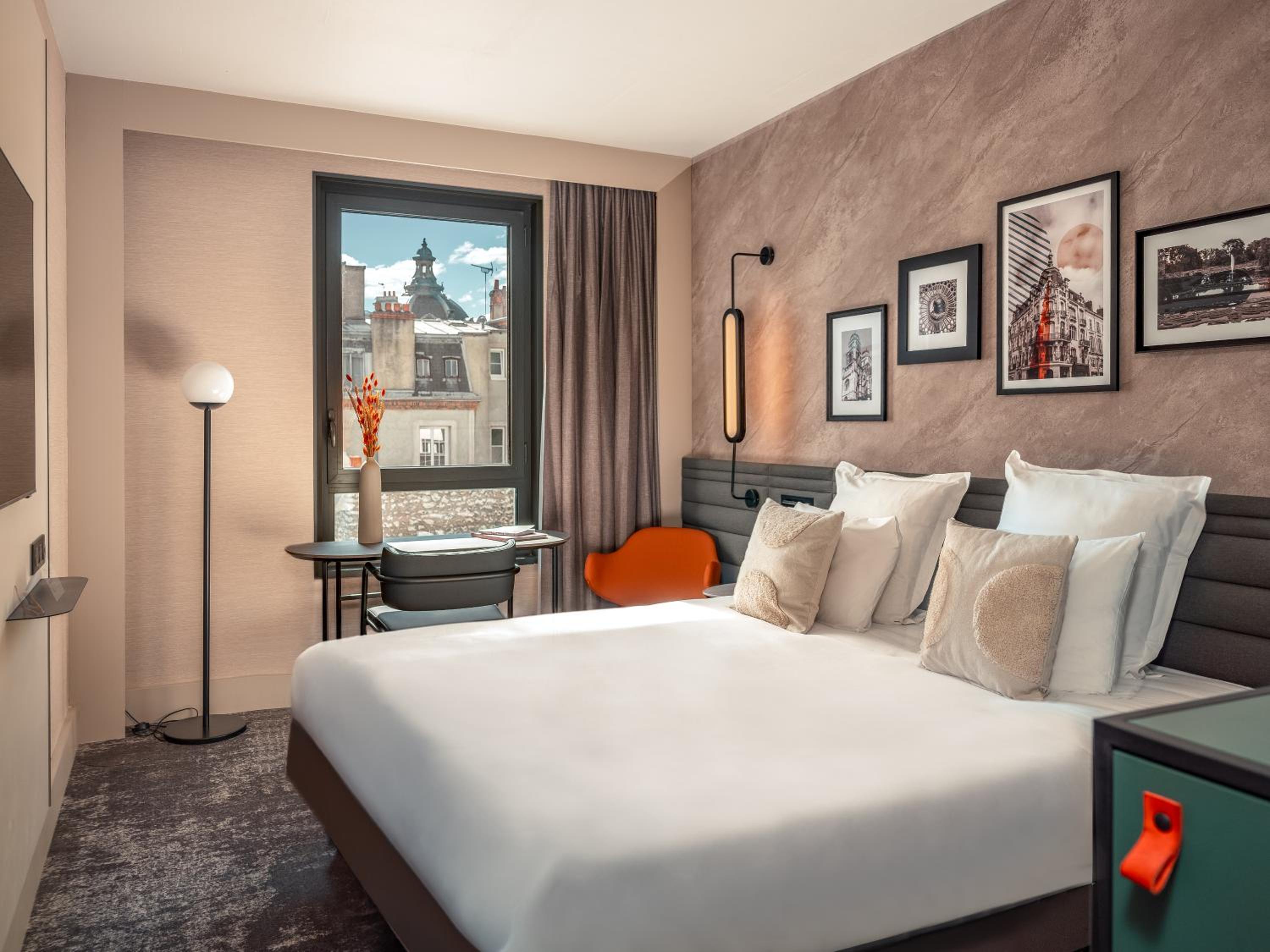 Connecting, Family Suite, Double and Twin Beds