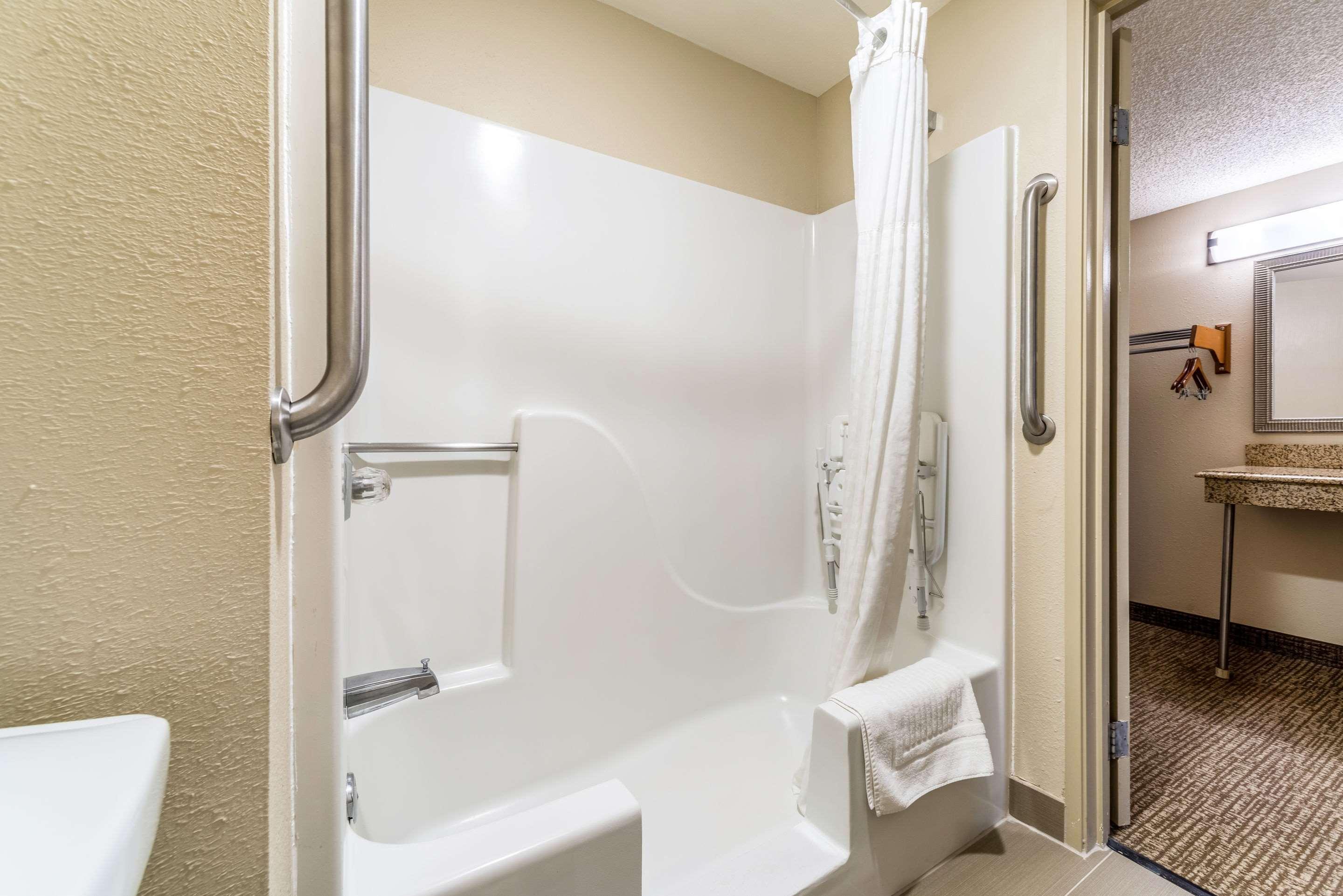 جناح، Comfort Inn Festus-St. Louis South 4/6