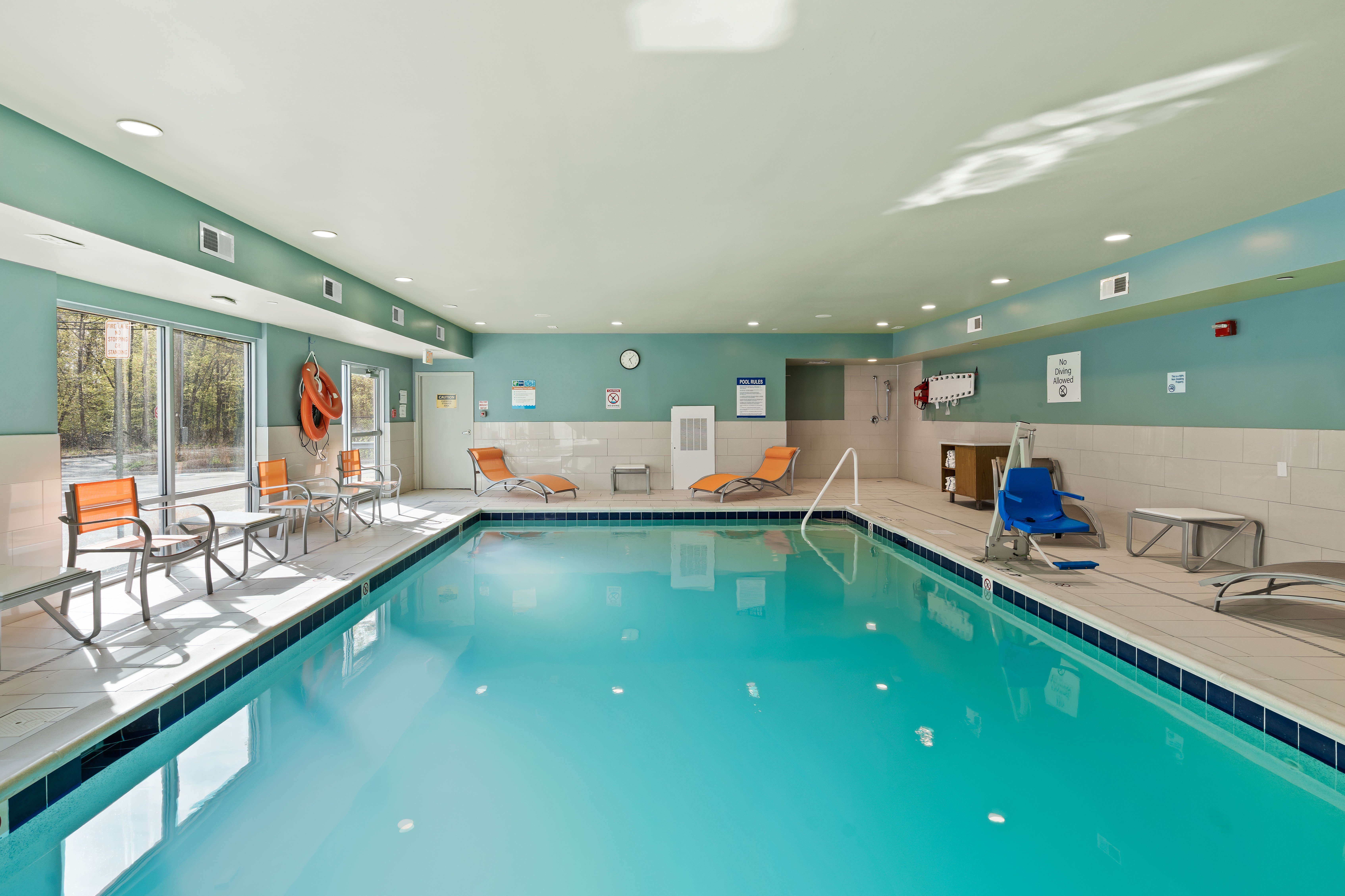 HOLIDAY INN EXPRESS & SUITES NORTH BRUNSWICK 30/54
