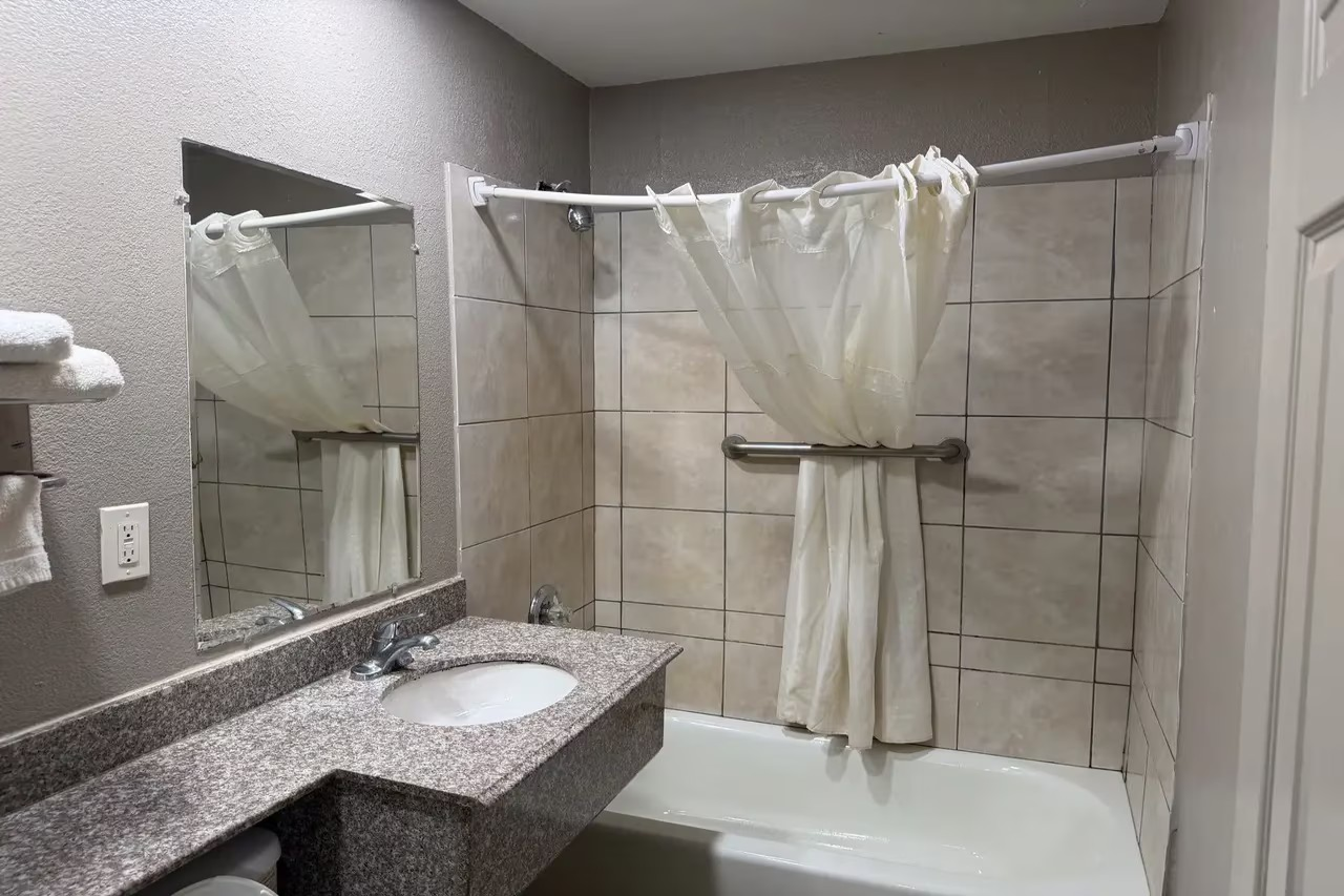 Rodeway Inn & Suites Ada 8/8
