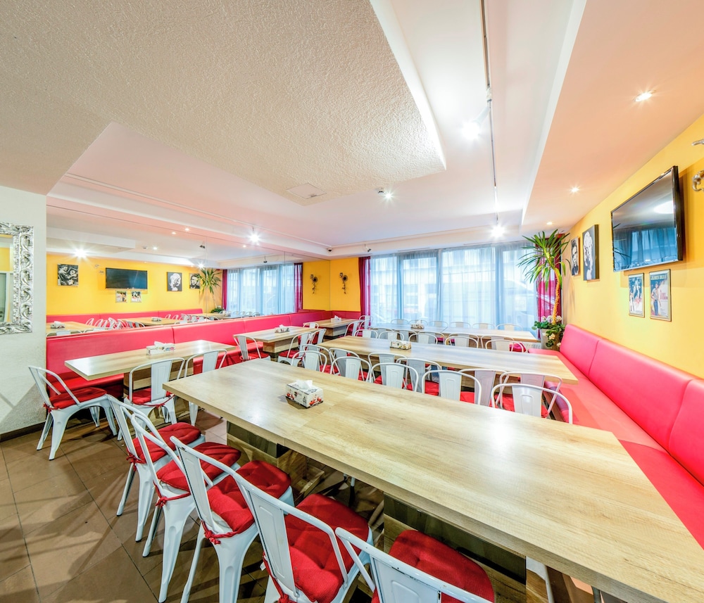 A T Holiday Hostel Wien 60/77