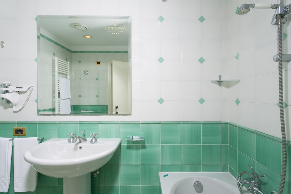 غرفة قياسية بسرير مزدوج بإطلالة جزئية على البحر، Lloyd's Baia Hotel 4/5