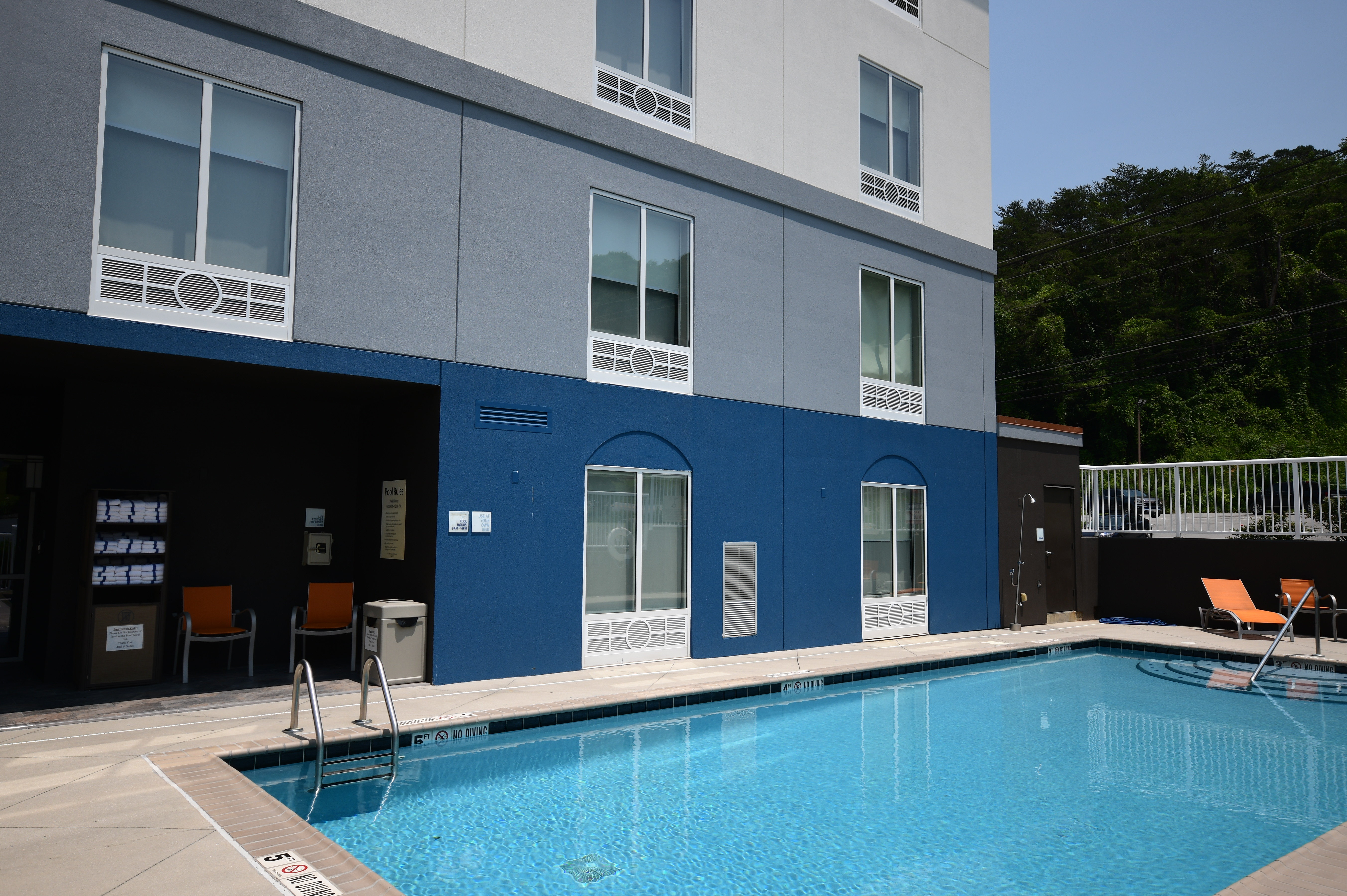 HOLIDAY INN EXPRESS SUITES CARYVILLE — 6