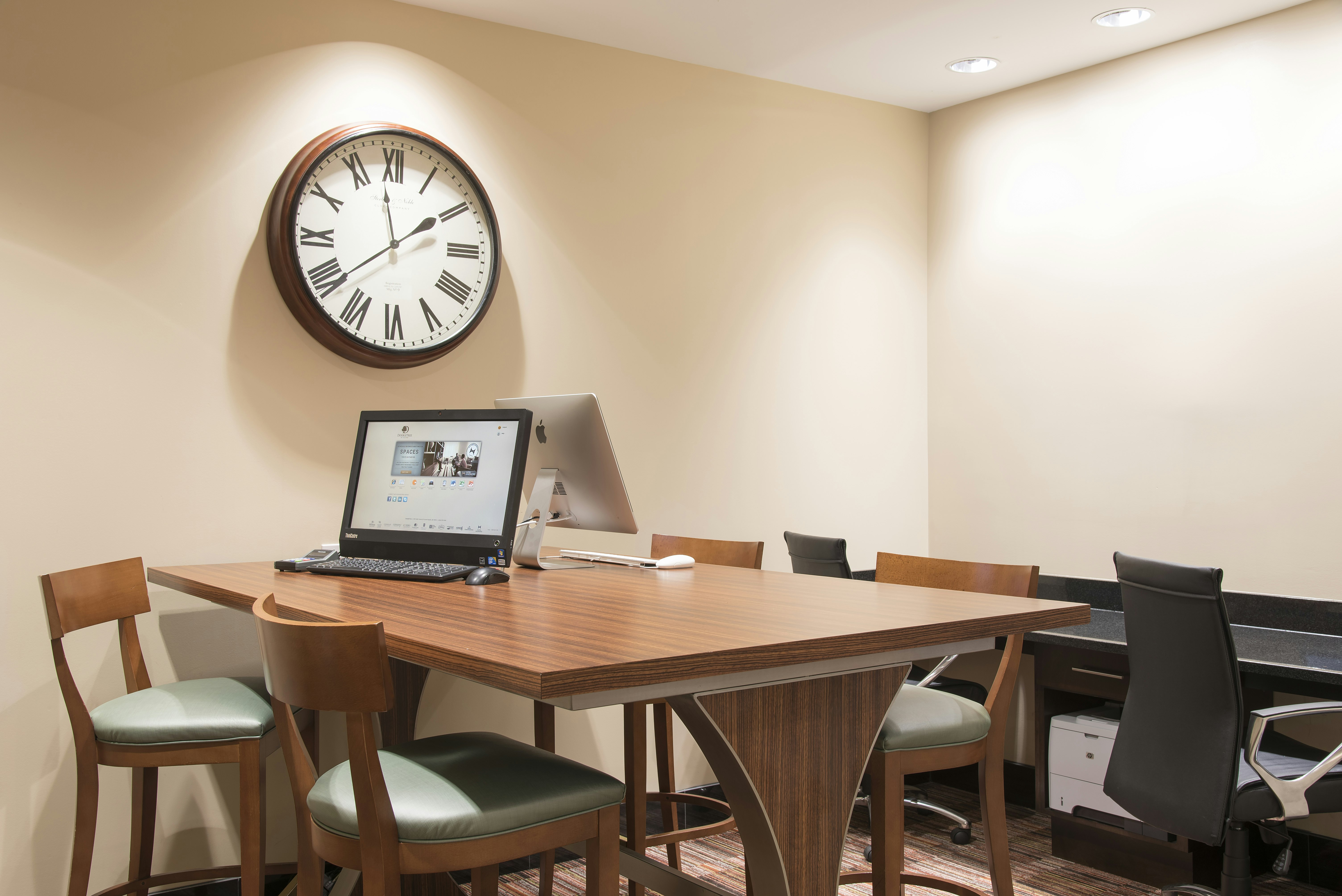 Doubletree By Hilton Hotel Grand Rapids Airport 44/53