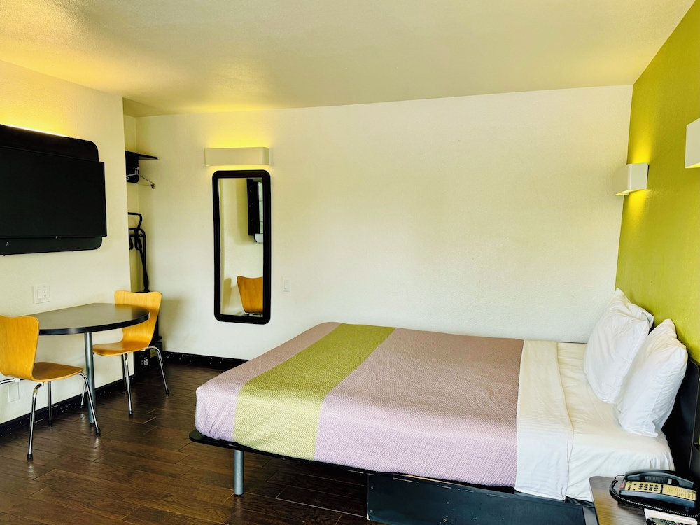Deluxe, King Bed