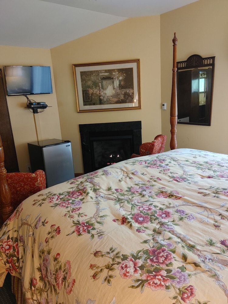 Room, King Bed, Bridge Falls View, Private Bathroom, Pet Friendly