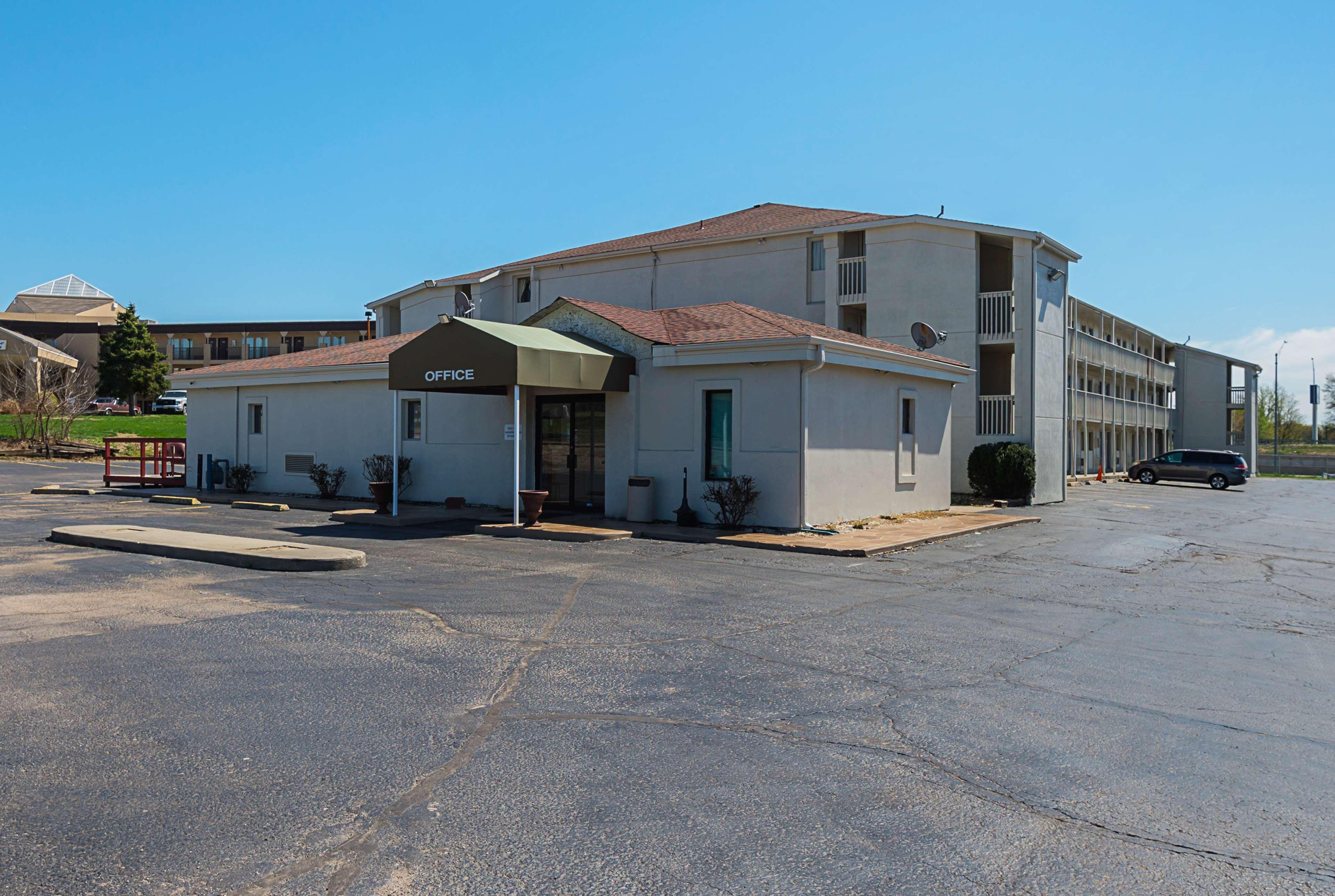 Motel6 Blue Springs, MO 19/24