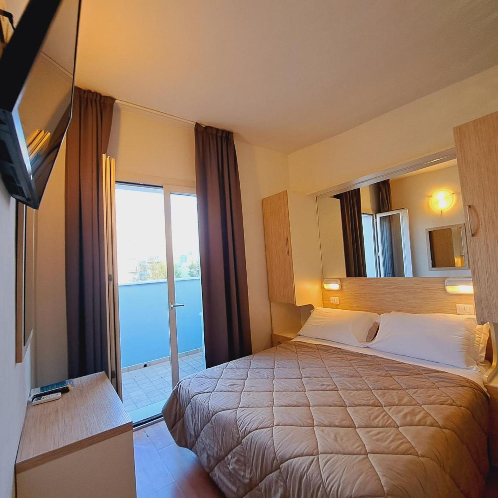 ROOM, DOUBLE BED