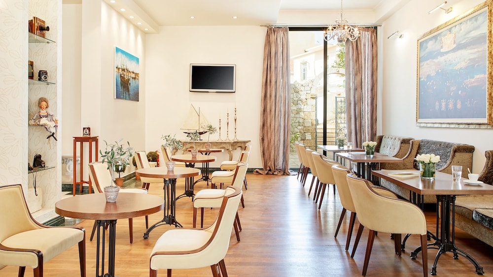Dioni Boutique Hotel 38/45
