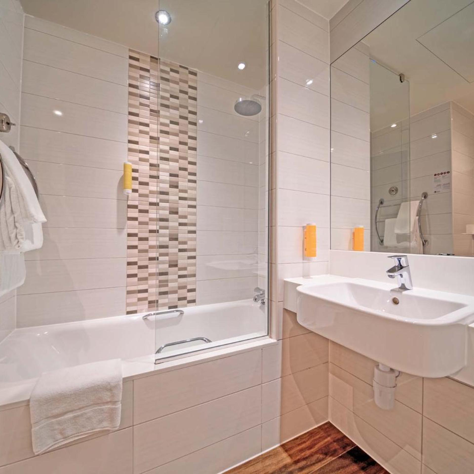 غرفة متصلة عائلية، Premier Inn Dubai Al Jaddaf 5/6