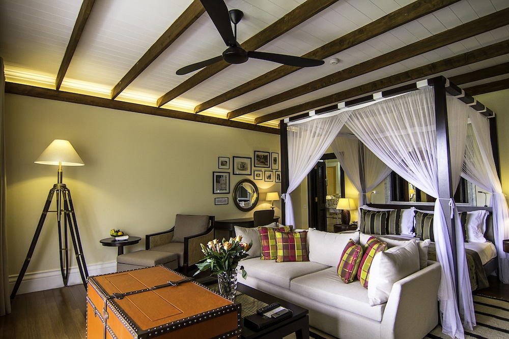Hemingways Nairobi 37/54
