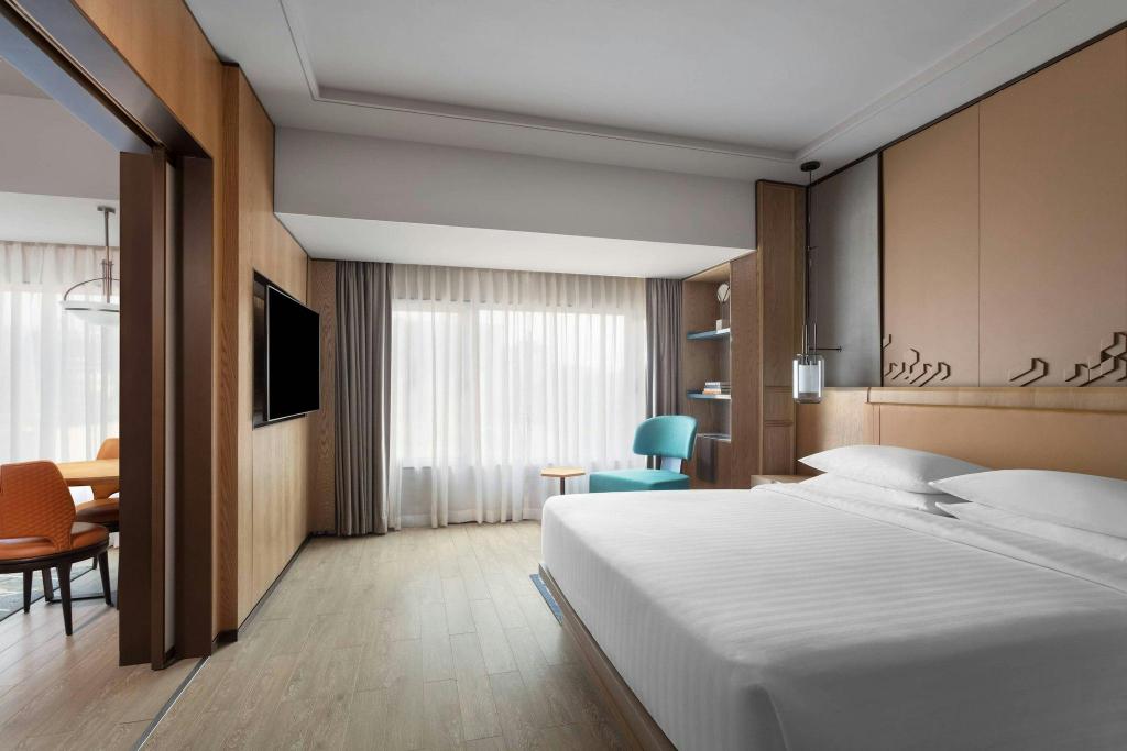 Marriott, Suite, King Bed, River View, Executive Lounge Access