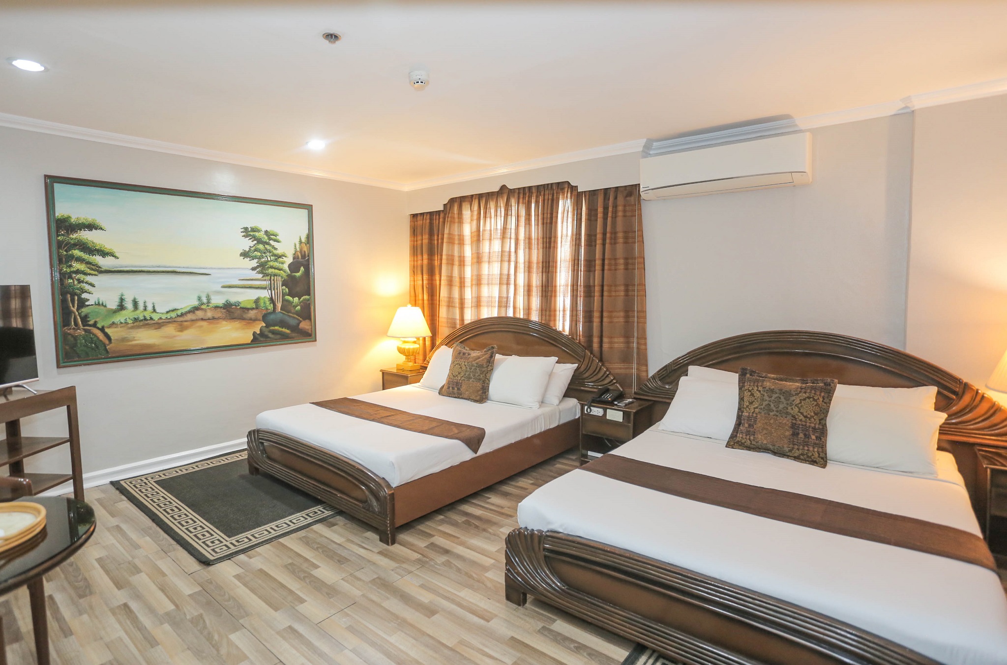 HOLIDAY SUITE