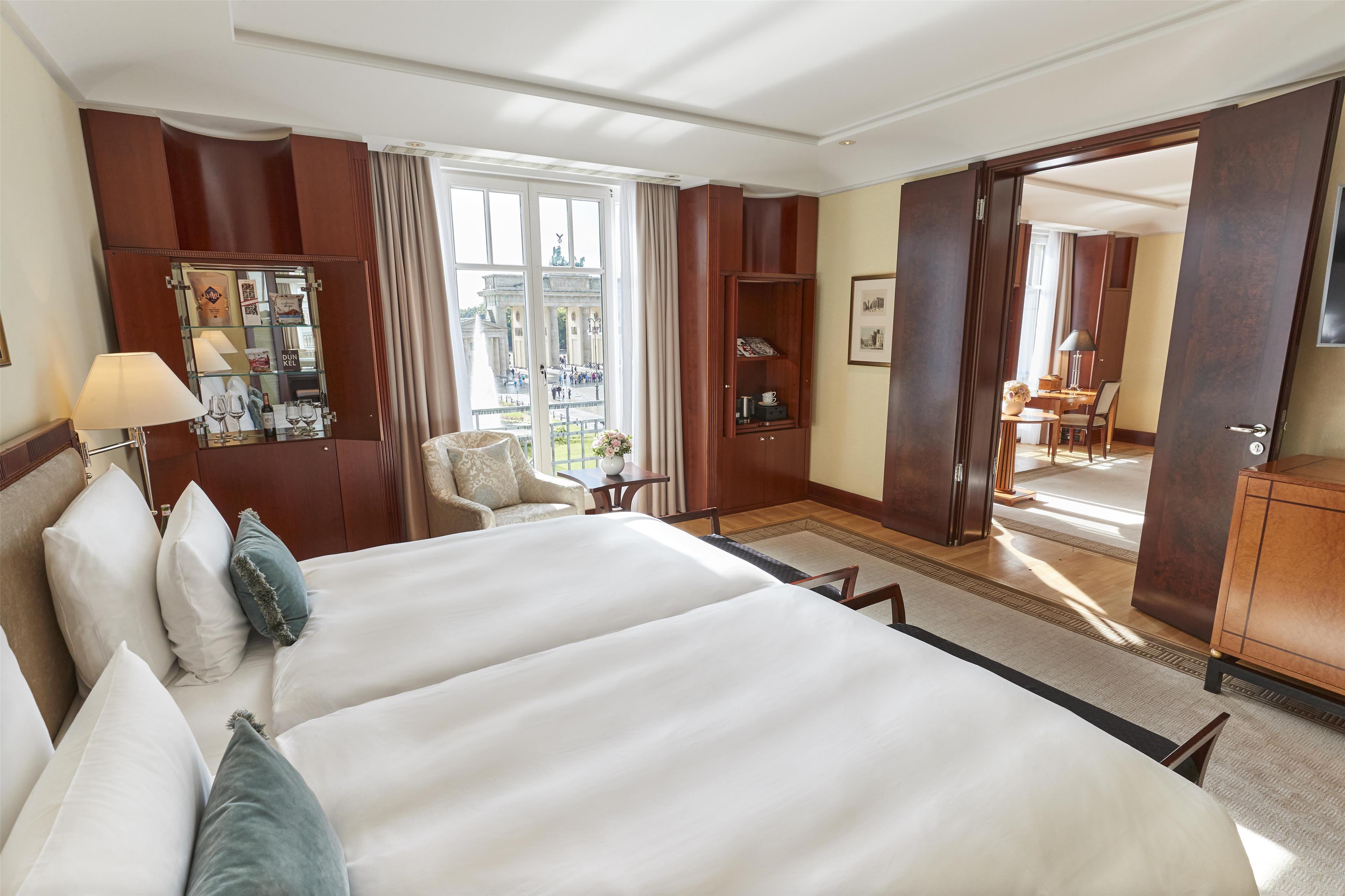 Pariser Platz, Suite