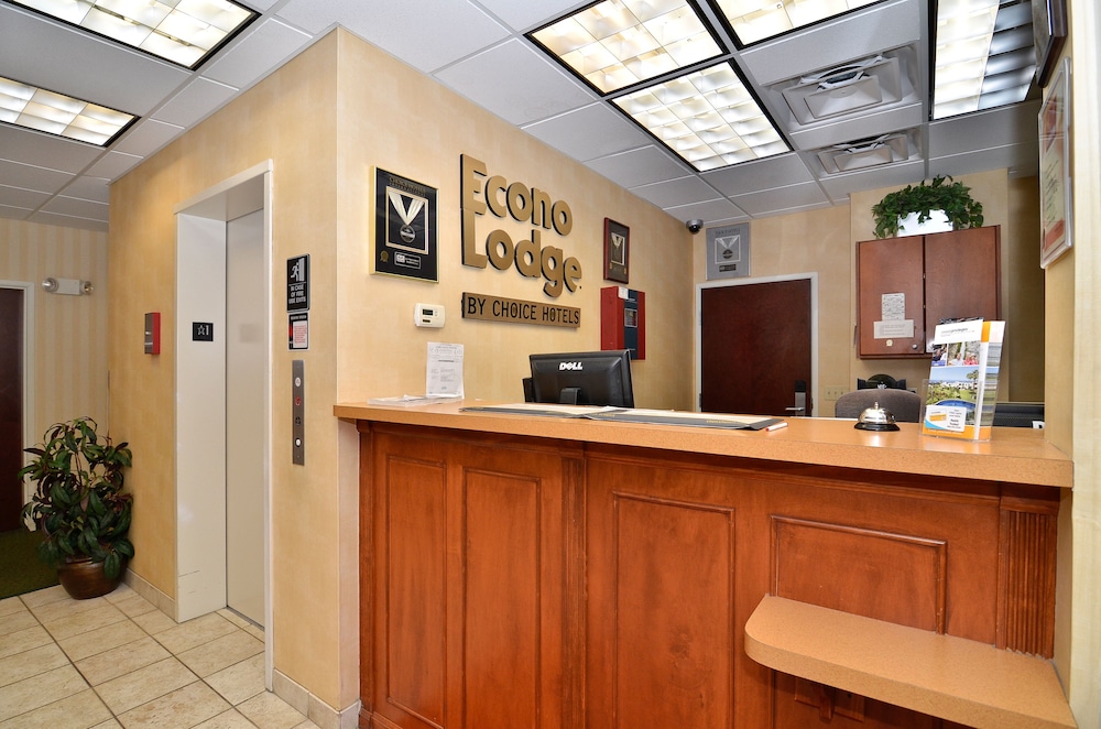 Econo Lodge Valdosta Mall Area 9/33