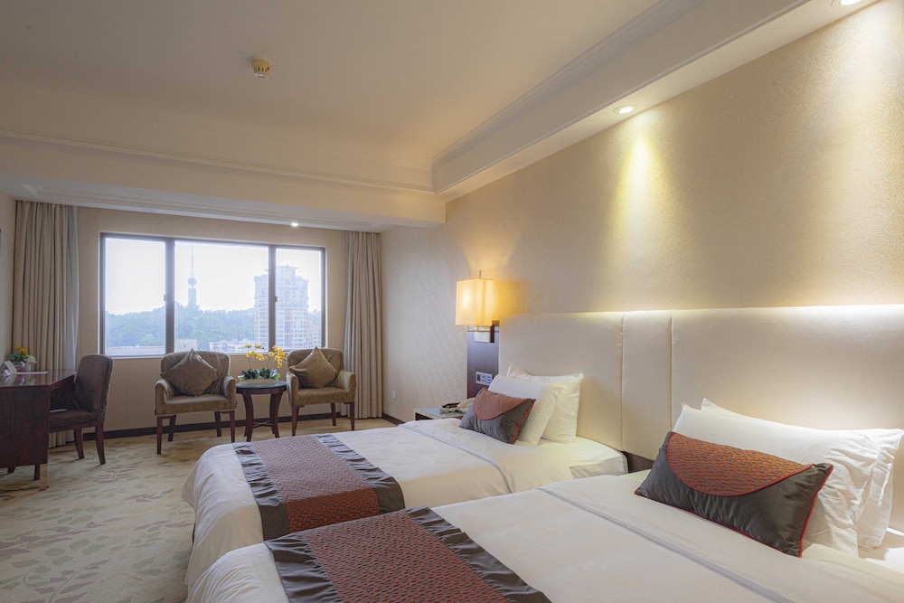 Guangdong Hotel (Sun Yat-sen Memorial Hall Station) 20/73