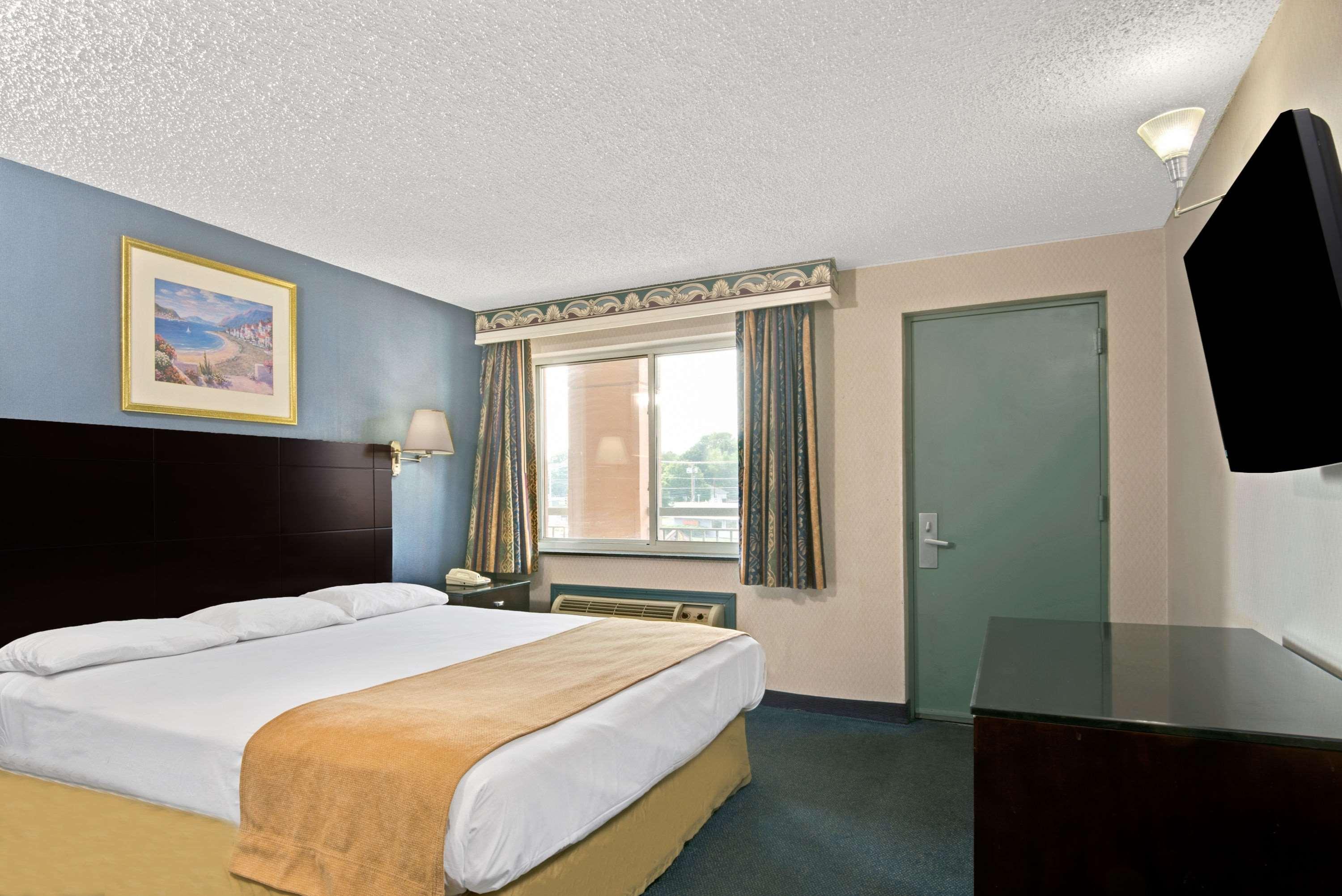 Super 8 By Wyndham Milford/New Haven 8/27