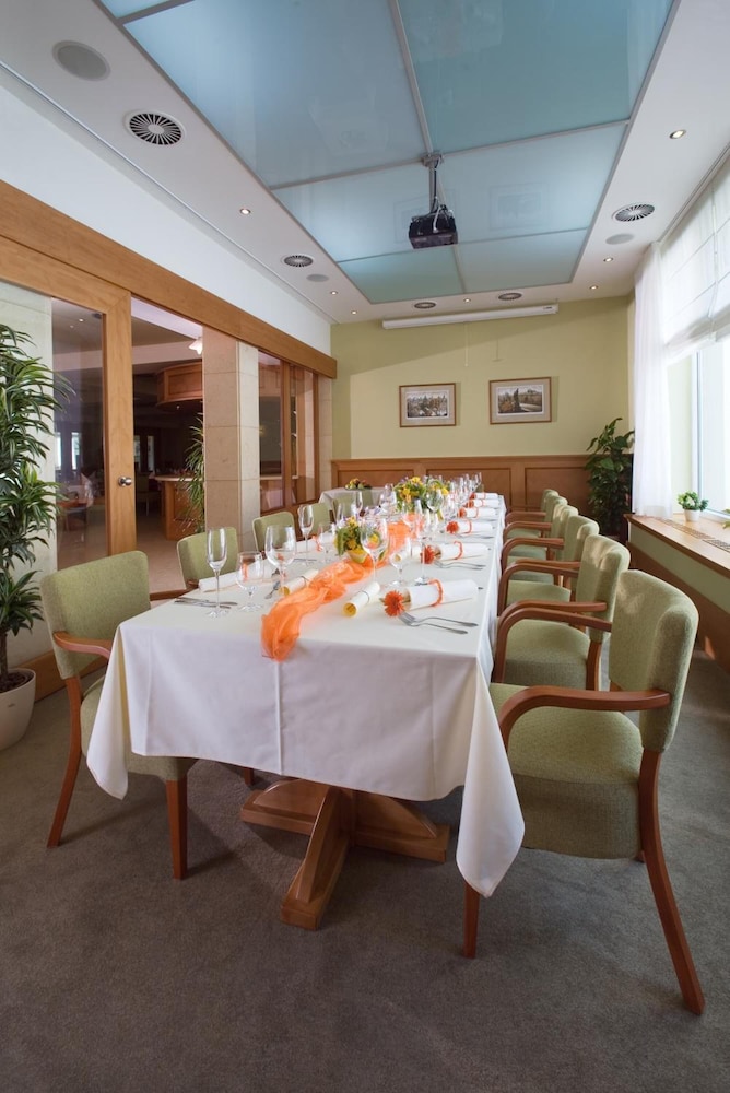 Dolce Villa Hotel 48/57