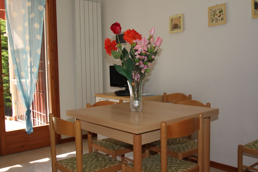 Begonia Villas 8/38