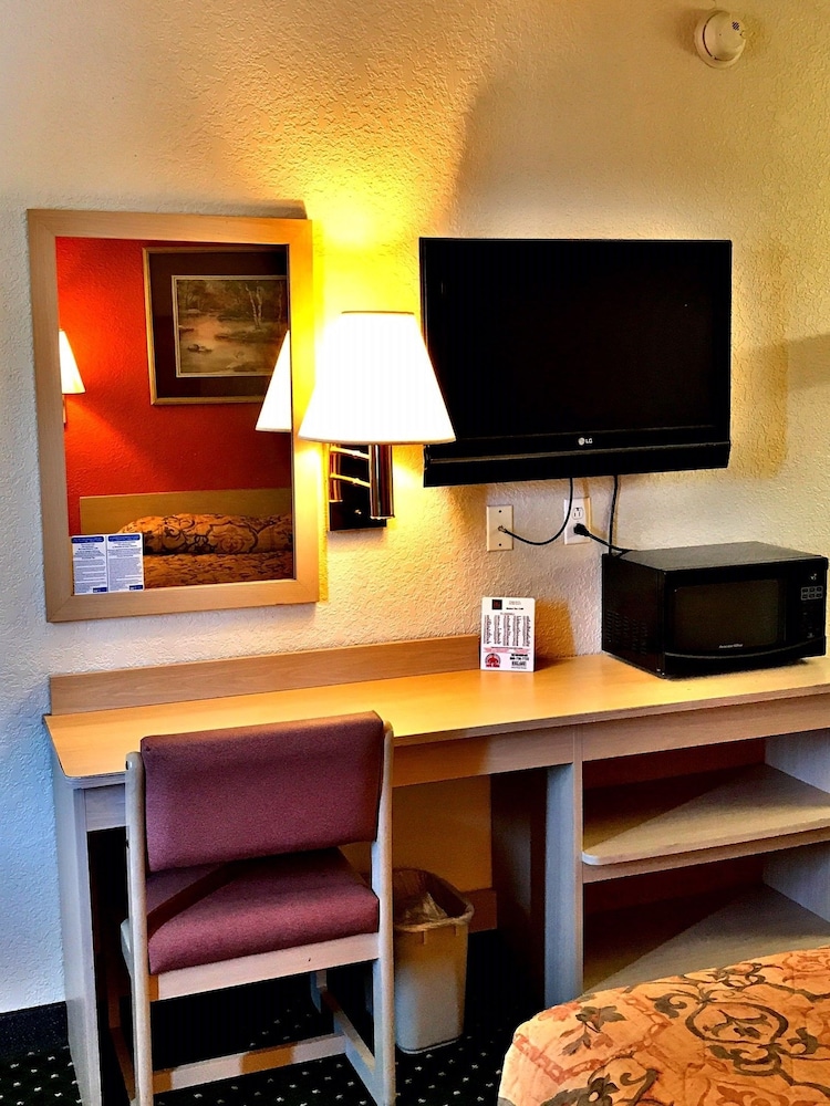 Americas Best Inns Moline 21/23