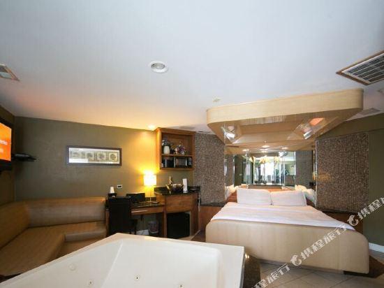 The Champagne Lodge Luxury Suites 11/25