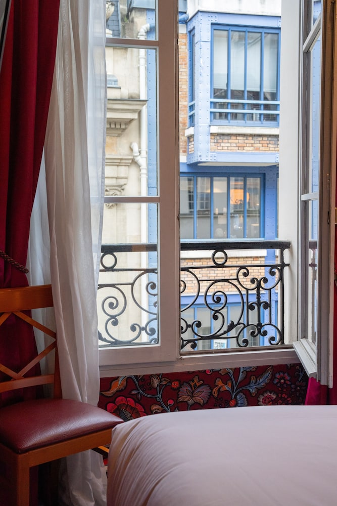 Hotel De Fleurie 18/50