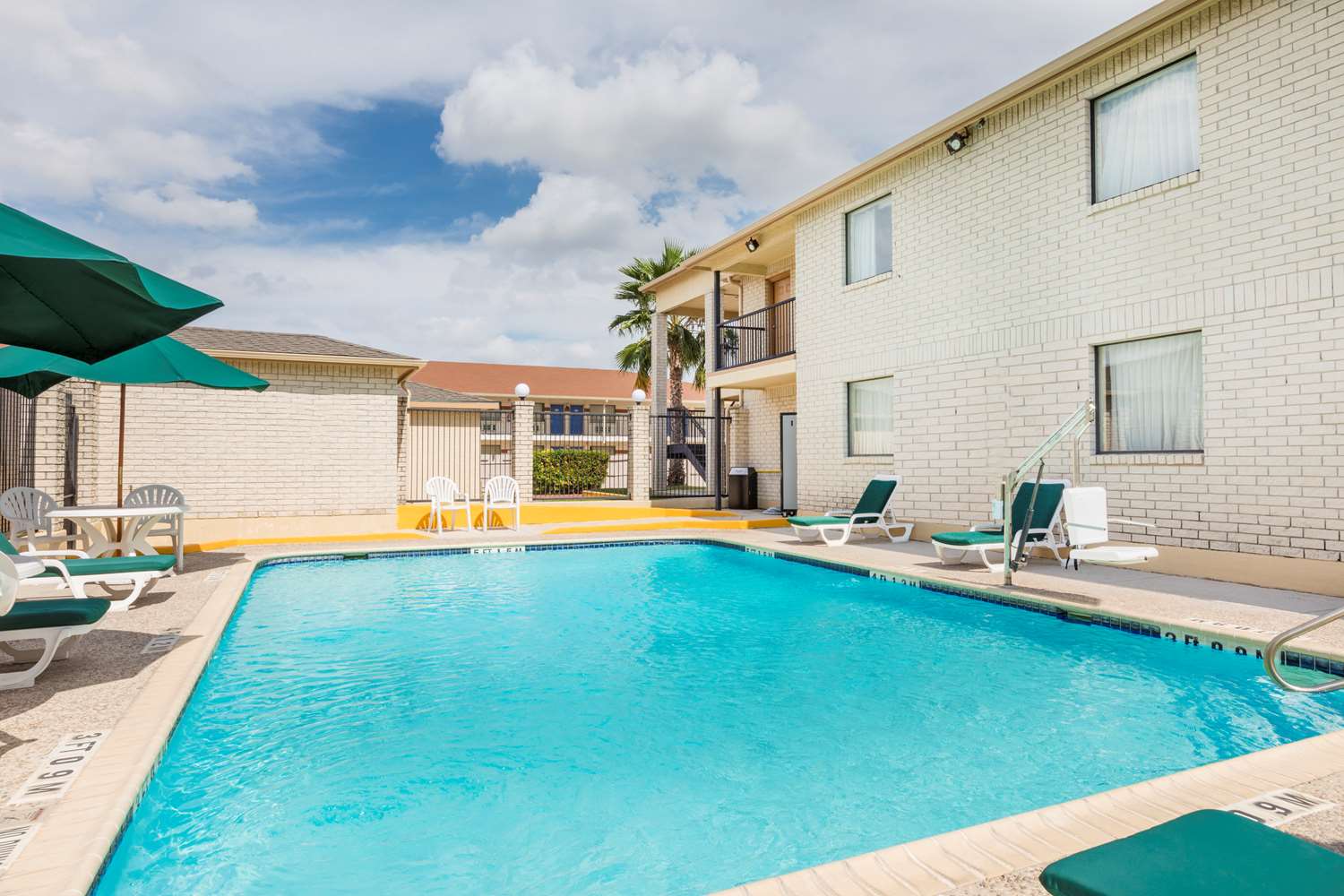 Super 8 By Wyndham San Antonio At I-10 21/25