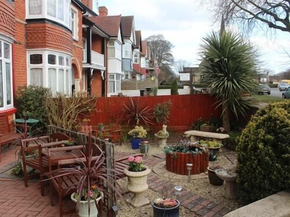 Lyndsay Guest House 46/50