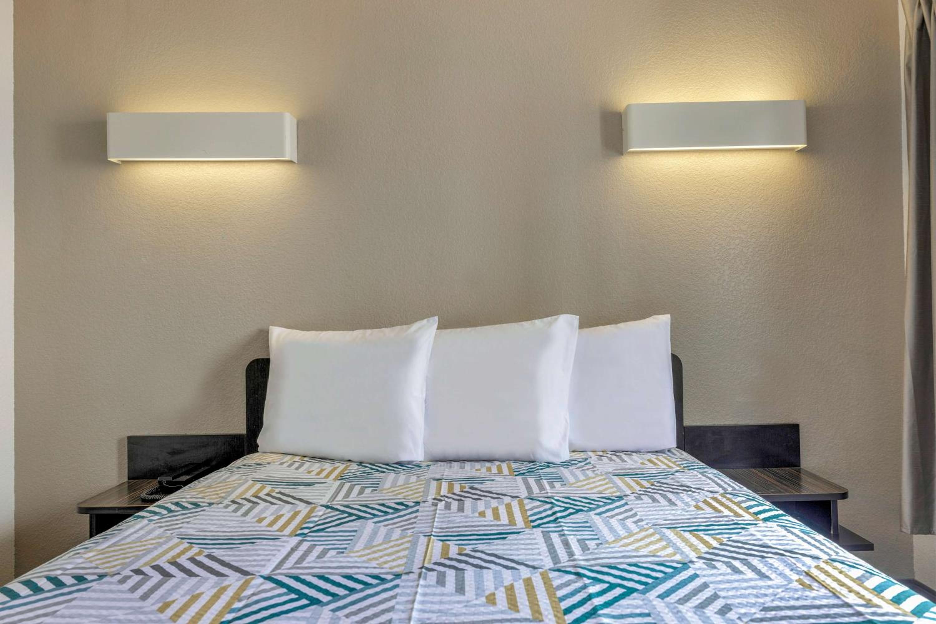 DELUXE, QUEEN BED, SMOKING