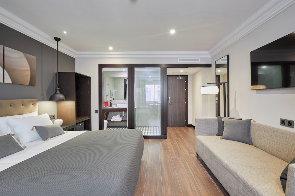 ROOM, TRIPLE, 1 QUEEN AND 1 SINGLE BED