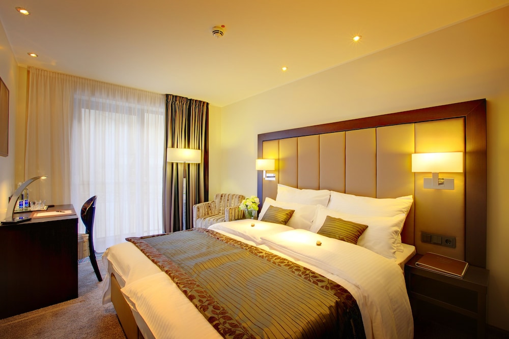 SUPERIOR, DOUBLE OR TWIN BED