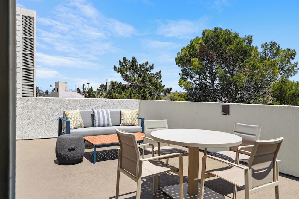 Gateway Hotel Santa Monica 53/65