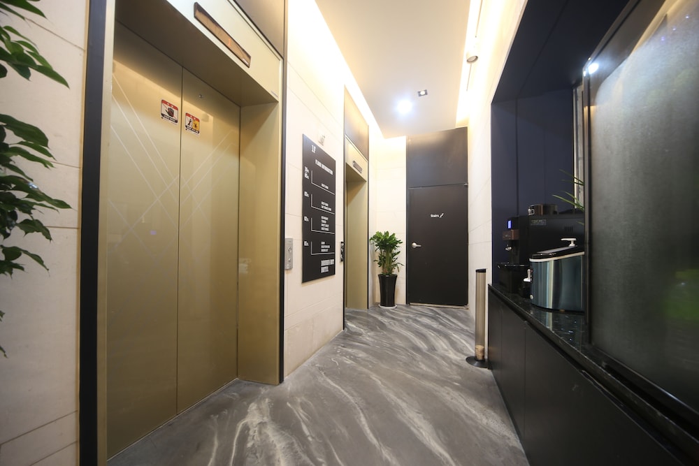 Brown Dot Hotel Beom il 20/30