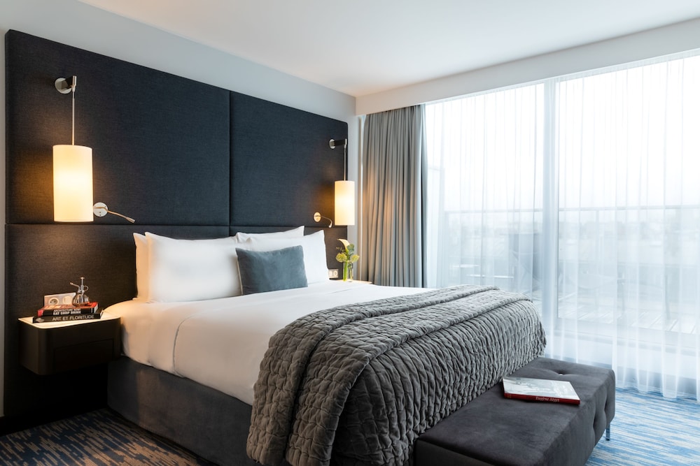 غرفة بسرير كينج بشرفة بإطلالة، Renaissance Paris Arc de Triomphe Hotel 8/10