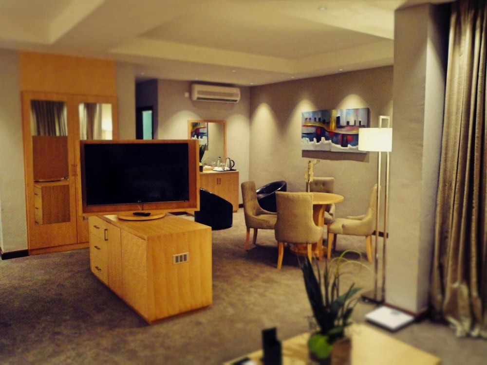 Grand Palace Hotel 33/44
