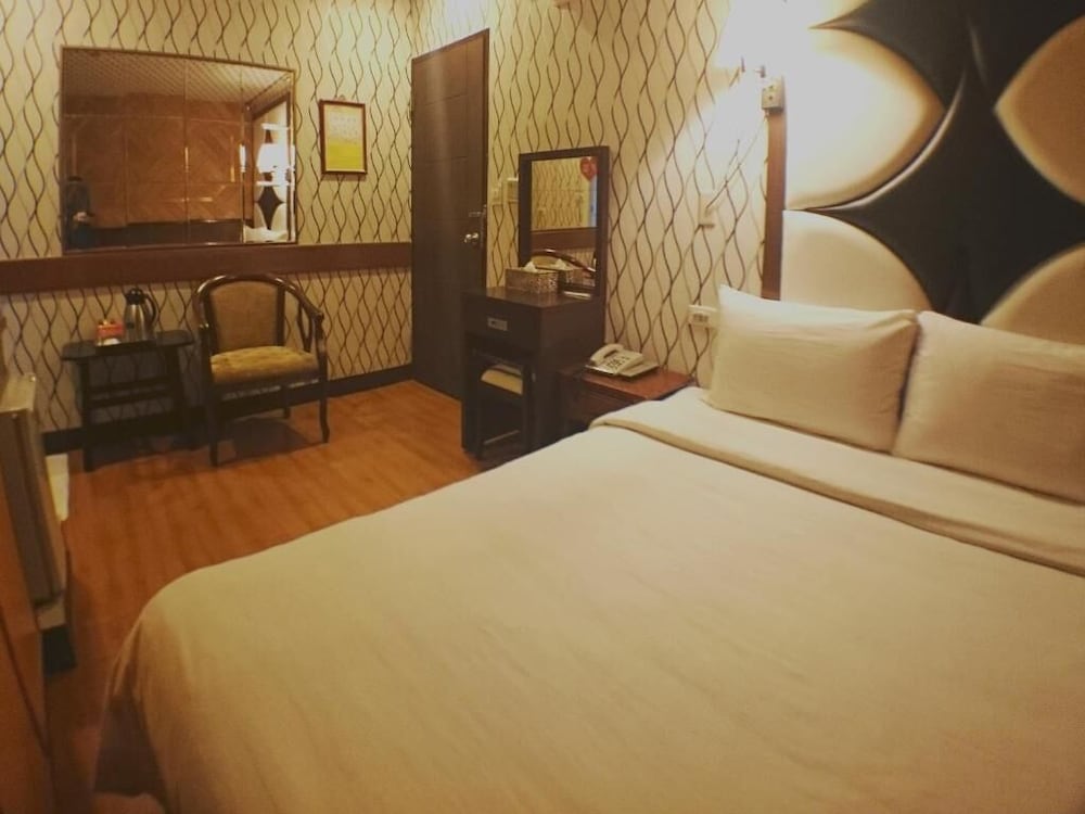 Fuchia Hotel 24/40