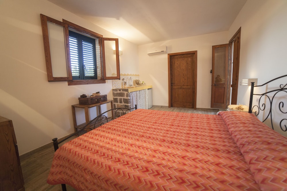 ROMANTIC, STUDIO, SUITE, QUEEN BED, KITCHENETTE, ANNEX