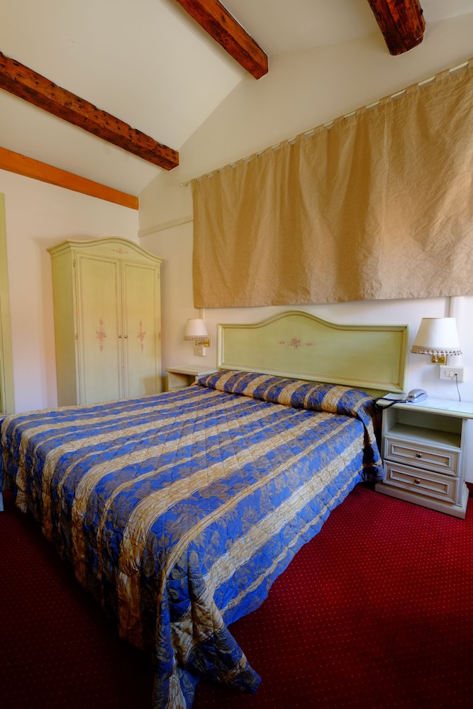 ROOM, DOUBLE BED