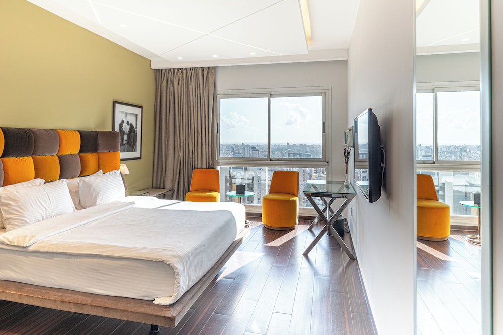 Diplomat, Suite, King Bed, City View, Bathtub