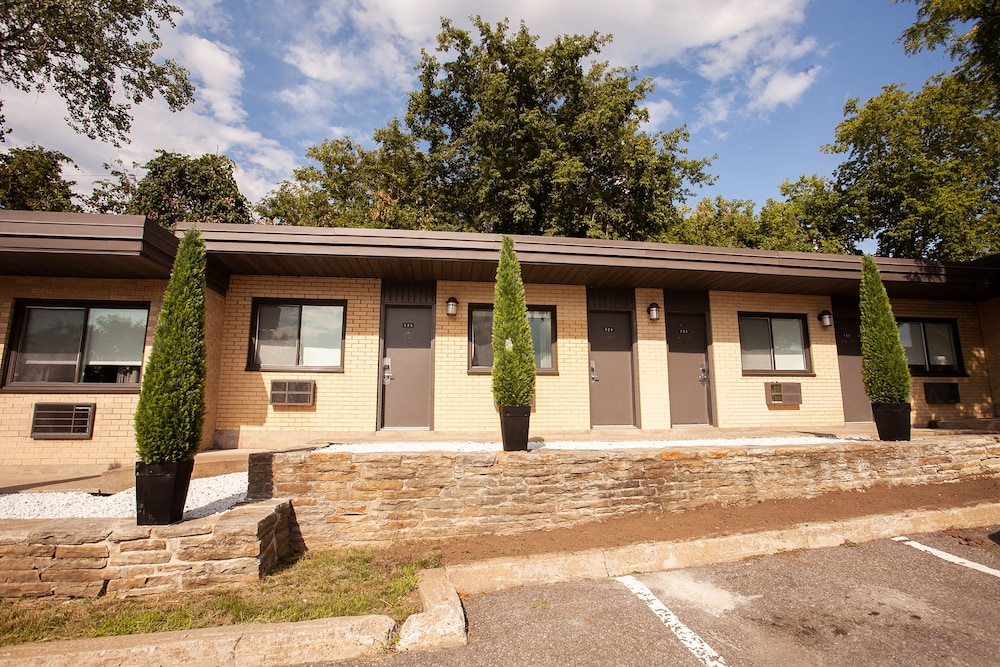 Motel Newstar Laval 33/38