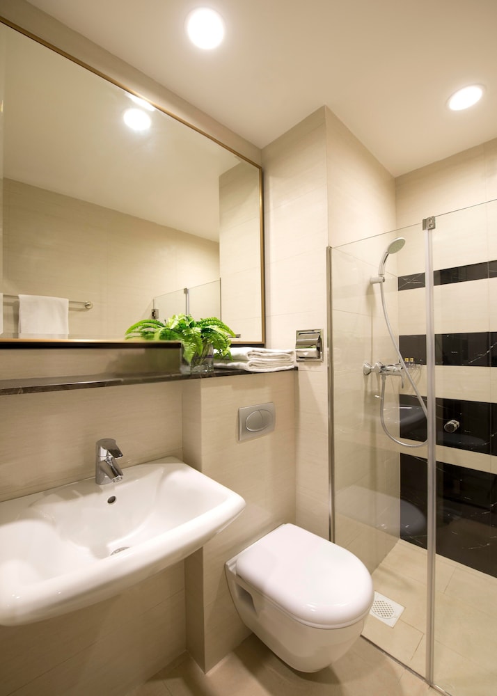 V Hotel Bencoolen 54/54