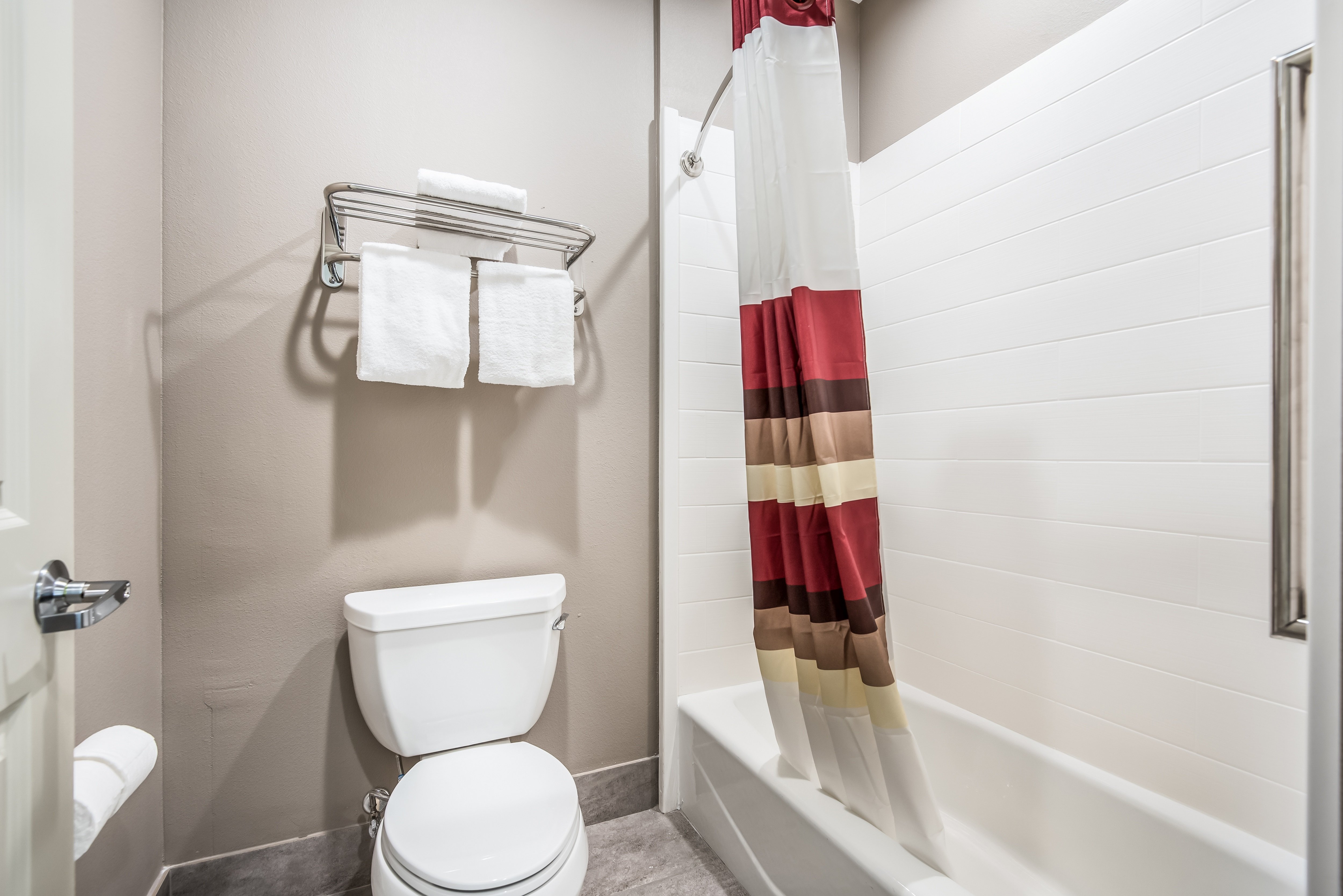 غرفة ديلوكس بسرير كينج وسرير كوين، Red Roof Inn Baytown 4/12