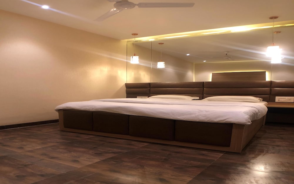 EXECUTIVE, KING BED