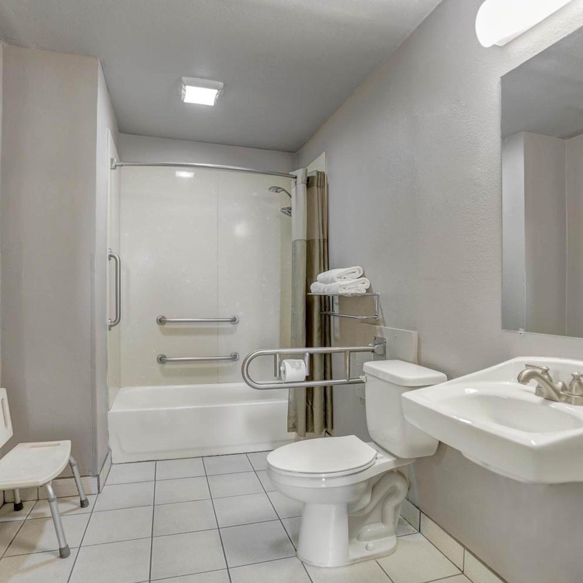 1 Queen Bed Mobility Accessible Tub Nsmk، Motel6 Lodi, CA 6/7