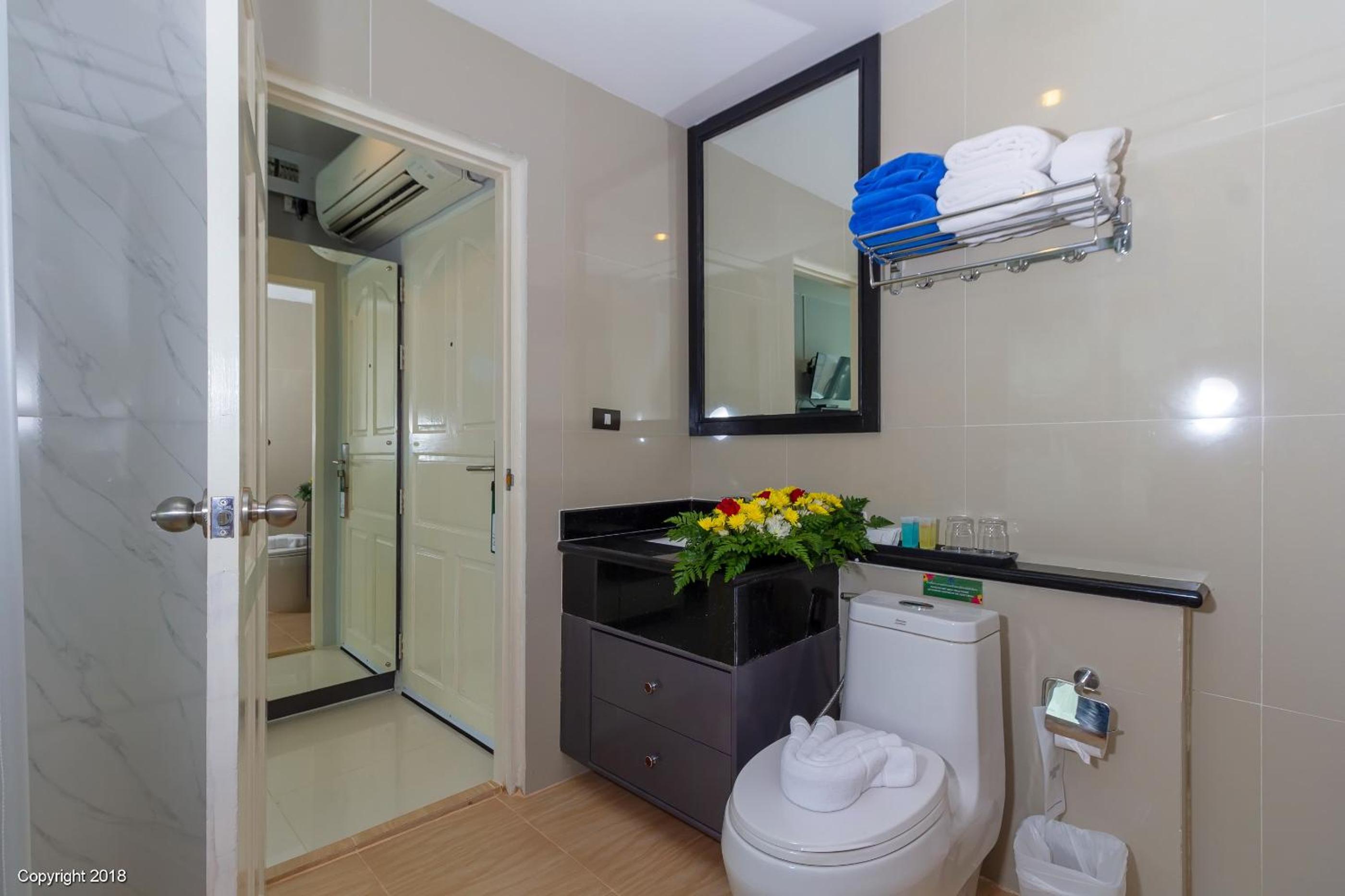 Deluxe, Double Bed, Lateral Side Sea View، MODERN LIVING HOTEL 5/10